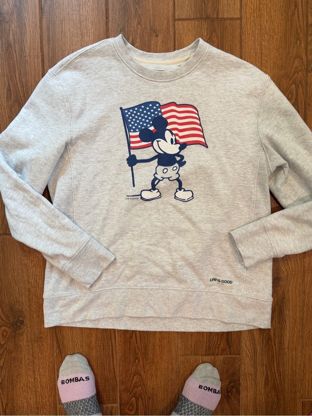 Life Is Good women’s Gray Crewneck Mickey Holding American Flag / large